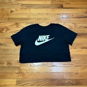 Nike Sportswear Essential Women’s Cropped Logo T-Shirt - Black